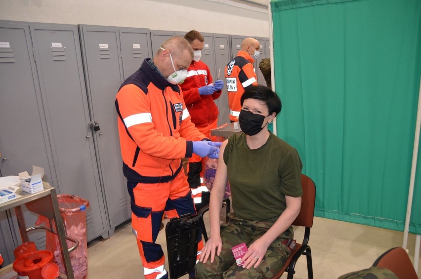 Trwają szczepienia służb mundurowych w Tomaszowie. Żołnierze 25. Brygady Kawalerii Powietrznej szczepią się na Nowym Glinniku [ZDJĘCIA]