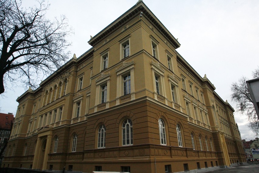 Rewitalizacja szkolnego budynku w Legnicy (ZDJĘCIA)