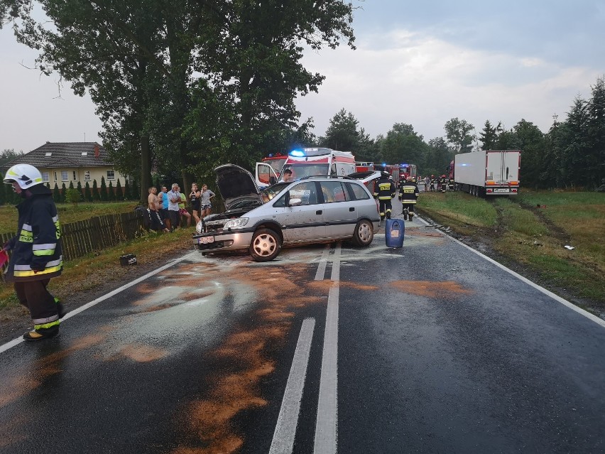 Do groźnego  wypadków doszło w Kramsku , zostało w nim   poszkodowanych 5 osób .