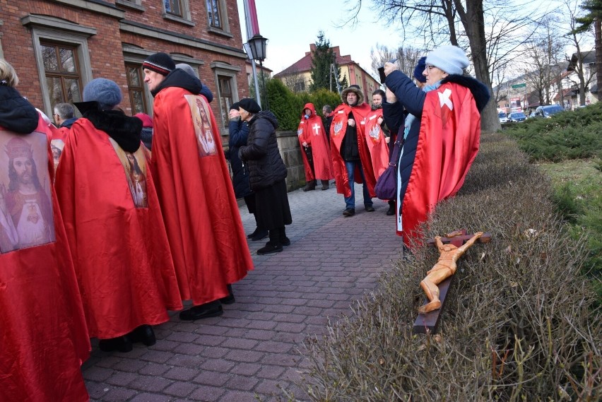 Piotr Natanek przyniósł do Sądu Rejonowego w Suchej...