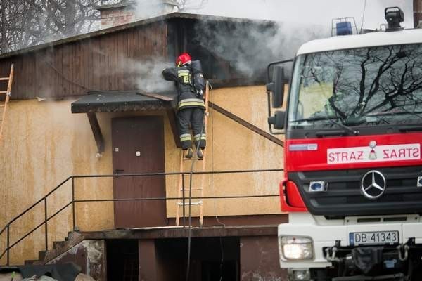 Wałbrzych: Pożar w komisie samochodowym