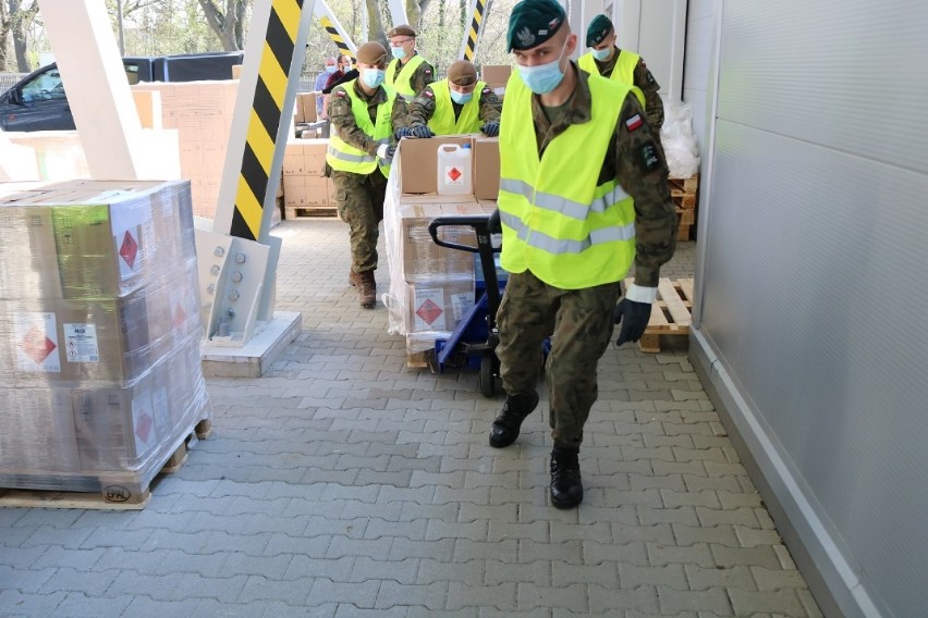 WOT Gniezno: żołnierze i podchorążowie dostarczyli środki...