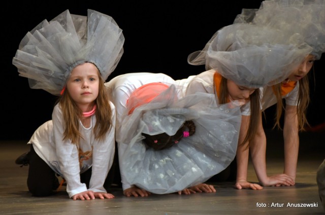 Młodzi aktorzy z grupy teatralnej DoMiNo z Międzyrzeckiego Ośrodka Kultury przez kilka miesięcy pracowali nad spektaklem „Wielka Gdyba”. Wystawili go w minioną niedzielę, 7 maja, w MOK i zebrali prawdziwą burzę braw. na scenie zabłysnęli też ich starsi koledzy i koleżanki z grupy Oczy-wiście.