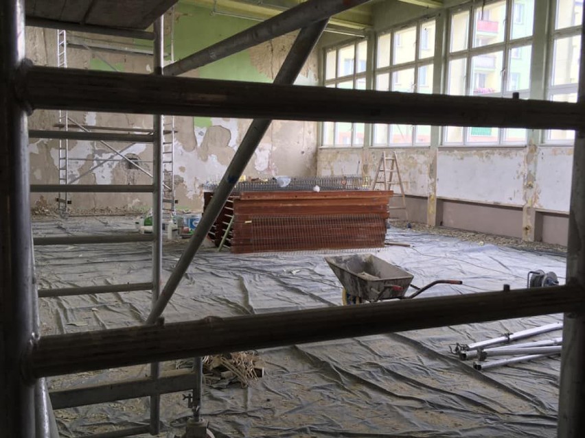 Trwa remont sali gimnastycznej w "Tischnerze" w Wodzisławiu...
