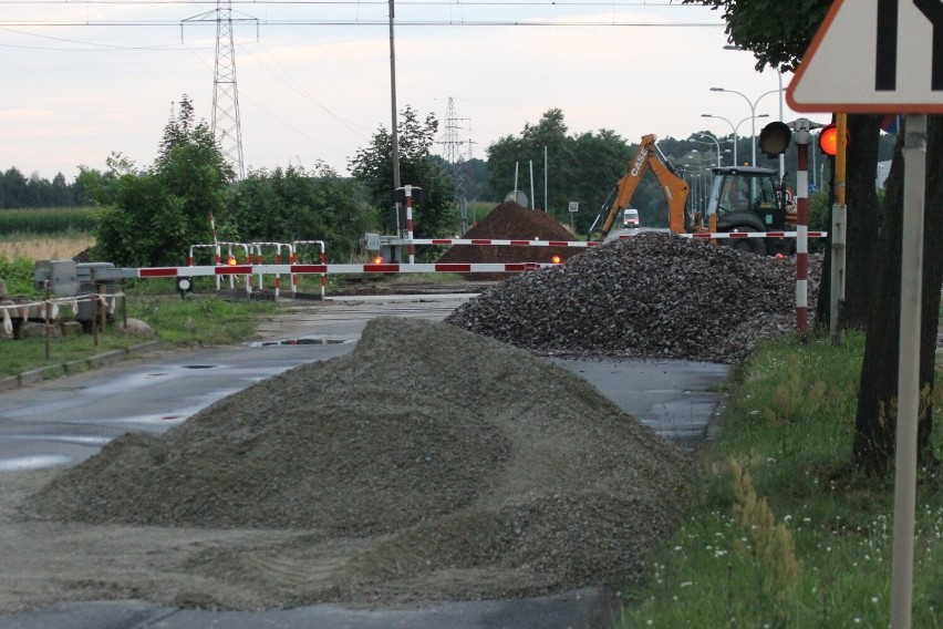 Remont przejazdu kolejowego na ul. Raszkowskiej. Ruch kołowy wstrzymany do końca sierpnia! [ZDJĘCIA]