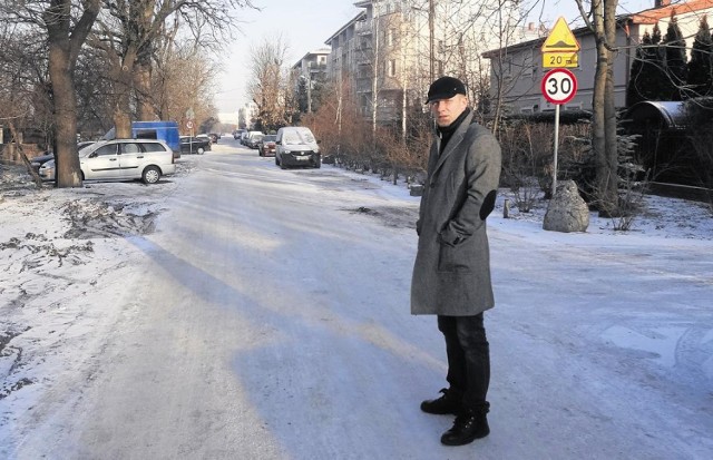 Grzegorz Marciniak z osiedla przy ul. Milczańskiej mówi, że  budowa ulicy oznacza wycinkę drzew i przebieg jezdni oknami mieszkań