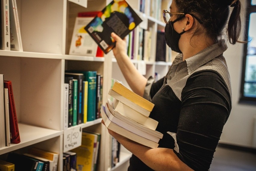 Nowoczesna biblioteka przy pl. Matki Teresy z Kalkuty w Szczecinie gotowa. Są tam nawet pokoje gamingowe! Kiedy planowane otwarcie?