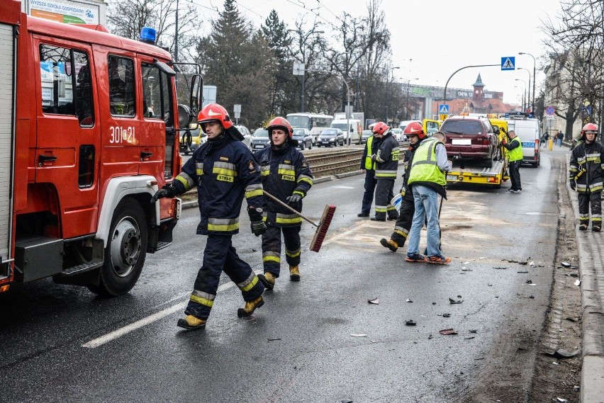 Wypadek koło Ronda Jagiellonów w Bydgoszczy [ZDJĘCIA]