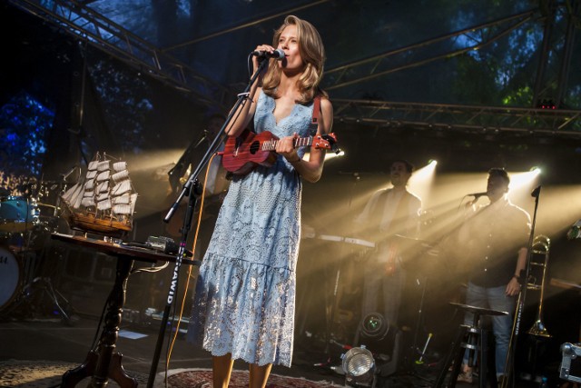 Julia Pietrucha, Pokój na lato. Ukulele, mandolina i puzon. Polska aktorka zagrała wyjątkowy koncert dla warszawiaków