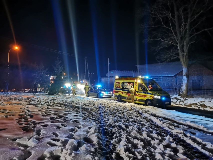 Ciągnik rolniczy wywrócił się w Odrzechowej. Lądował śmigłowiec LPR, ranna została jedna osoba [ZDJĘCIA]