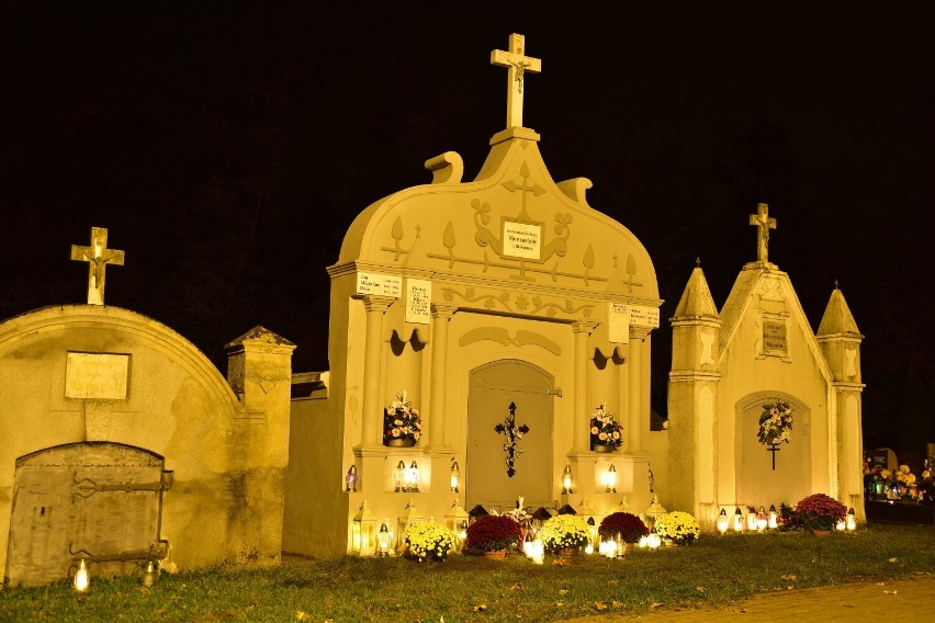 Cmentarz wokół kościoła pw. Narodzenia NMP w Wenecji (gmina...