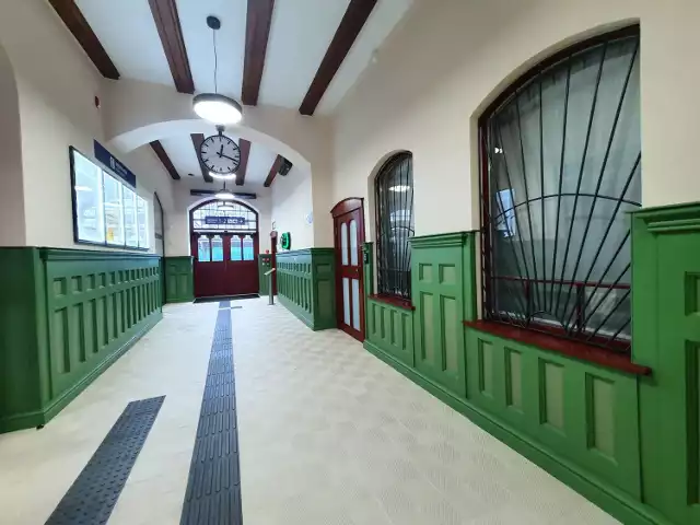 Dworzec zyskał elewację nawiązująca do jego historycznego wyglądu.
