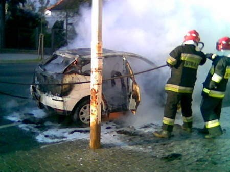 Auto spłonęło doszczętnie.
