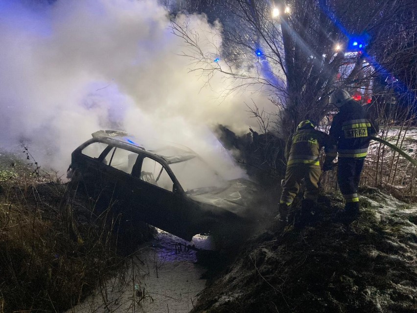 Jeden z trzech pożarów miał miejsce na poboczu drogi w...