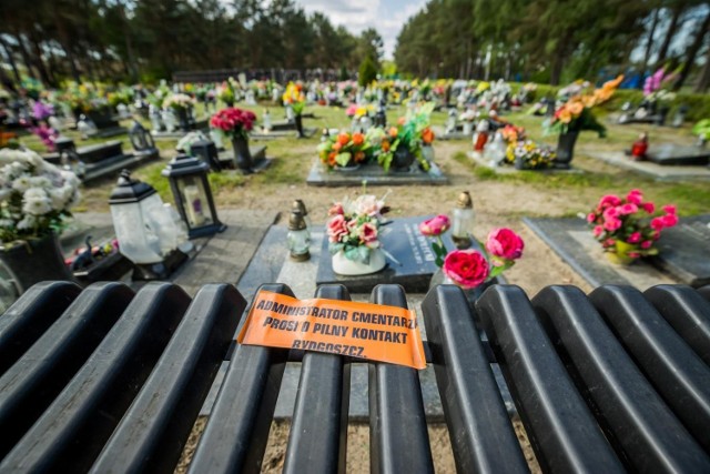Sprawa usuwania ławeczek przy grobach w kwaterze VIII na cmentarzu przy ul. Wiślanej w Bydgoszczy budzi ogromne emocje wśród bydgoszczan.