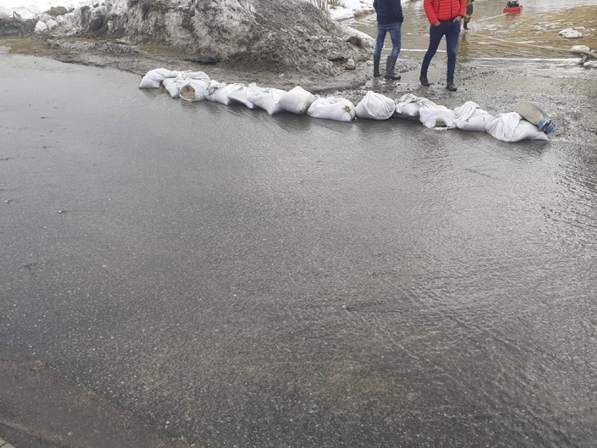 Orawa. Woda z roztopionego śniegu zalewa supermarket. Strażacy obłożyli sklep workami z piaskiem 