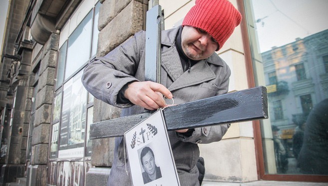 Paweł Hajncel ustawił na Piotrkowskiej krzyż ze zdjęciem...