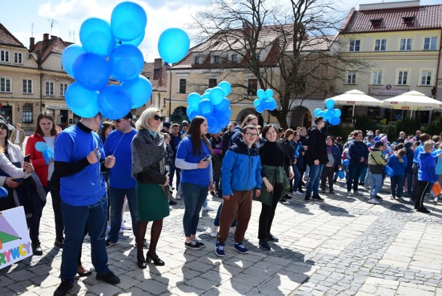 Na sandomierskim Rynku zorganizowano happening, którego celem było zwrócenie uwagi na problemy z jakimi borykają się osoby chore na autyzm