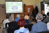 Policjanci z Żar prowadzą ważne spotkania z seniorami. Ostrzegają przed oszustami, którzy mają coraz bardziej wyrafinowane metody