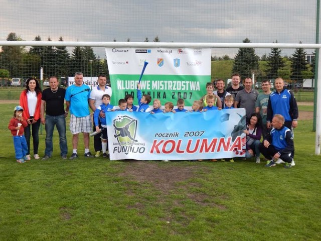 Młodzi piłkarze z Akademii Piłki Nożnej Funinjo w Kolumnie na Klubowych Mistrzostwach rocznika 2007 w Białobrzegach
