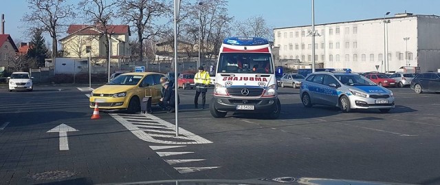 Wszystko wydarzyło się we wtorek, 13 lutego. 

Do potrącenia doszło na parkingu galerii handlowej Focus Mall. 35-latka kierująca volkswagenem potrąciła mężczyznę. Na miejsce został wezwana policja. Przyjechała również karetka pogotowia ratunkowego. Mężczyzna został przebadany przez lekarza. Na szczęście nic poważnego mu się nie stało.
-&nbsp;Kierująca została ukarana mandatem w wysokości 500 zł za spowodowanie kolizji. Dostała również 6 punktów karnych – mówi nadkom. Tomasz Szuda, naczelnik zielonogórskiej drogówki.


POLECAMY ODCINKI "KRYMINALNEGO CZWARTKU":


