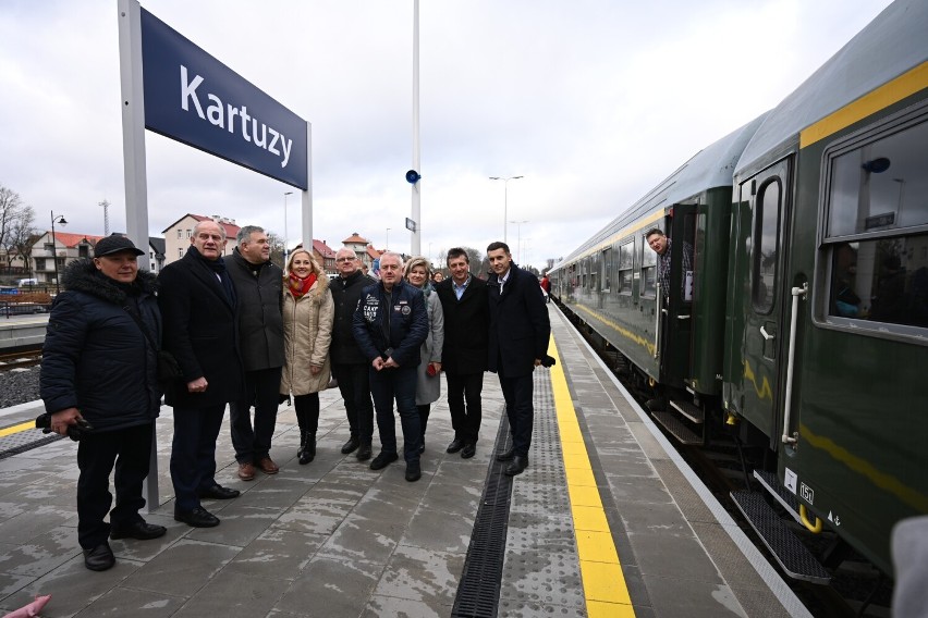 3 lutego odbył się pierwszy przejazd pociągu pasażerskiego...