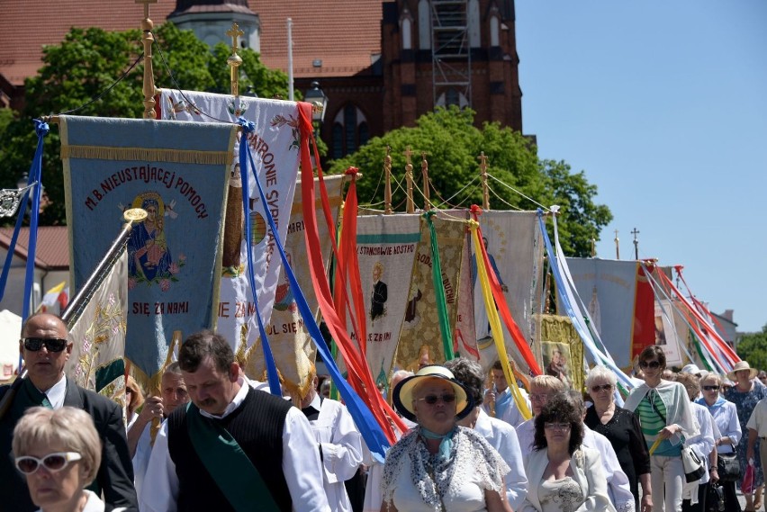 Procesja miejska przeszłą przez Rynek Kościuszki i ul....