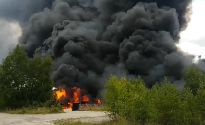 Potężny pożar w Jakubowie. Zagrożone są budynki i szyb...