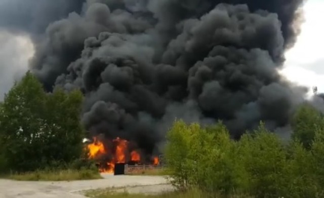 Potężny pożar w Jakubowie. Zagrożone są budynki i szyb kopalni
