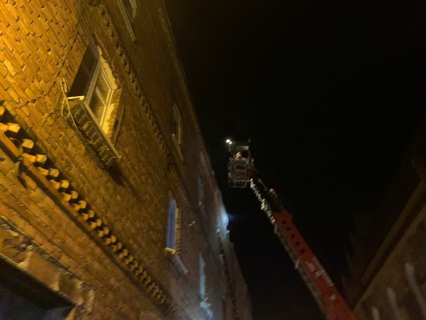 Strażacy gaszą pożar kamienicy przy ul. Kościelnej w...