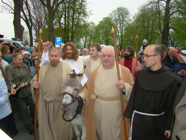 W niedzielę na sceny wjazdu Jezusa do Jerozolimy przybyły tłumy pielgrzymów. Nie było gdzie zaparkować samochodu, a pątnicy tratowali się w tłumie aby zobaczyć albo dotknąć Chrystusa. 

W Niedzielę Palmową odegrano tylko dwie sceny. Wjazd do Jerozolimy i Wypędzenie przekupniów z świątyni. Jezus wjechał na osiołku Benku, który zaczął służbę w klasztorze przed rokiem. Na stałe opiekuje się nim rodzina państwa Gasińskich.

Zasadnicza część misterium Męki Pańskiej rozpocznie się w Wielką Środę 16 kwietnia. Wówczas wierni ujrzą m.in. sceny "Uczty u Szymona" i "Zdrady Judasza". 

W Wielki Czwartek po południu, kustosz sanktuarium umyje nogi dwunastu Apostołom, po czym wyruszy procesja pasyjna do pałacu Kajfasza.

Rano w Wielki Piątek procesja wyruszy spod Pałacu Kajfasza przez Ratusz Piłata i kościół Ukrzyżowania do kaplicy Grobu Pana Jezusa na szczycie góry Ukrzyżowania.

Podczas wielkopiątkowej procesji główne kazanie wygłosi metropolita krakowski, kard. Stanisław Dziwisz. Na Wzgórzu Ukrzyżowania celebrowana będzie Liturgia Męki Pańskiej pod przewodnictwem biskupa pomocniczego archidiecezji krakowskiej Jana Szkodonia. Nabożeństwo to zamknie kalwaryjskie misterium.

Liturgia Wigilii Paschalnej rozpocznie się w sobotę wieczorem. W Niedzielę Zmartwychwstania wierni wezmą udział w porannej procesji rezurekcyjnej, podczas której z „Grobu Pańskiego” do bazyliki zostanie przeniesione ciało Jezusa w Eucharystii. Mszę święta rezurekcyjną odprawi bp Szkodoń.