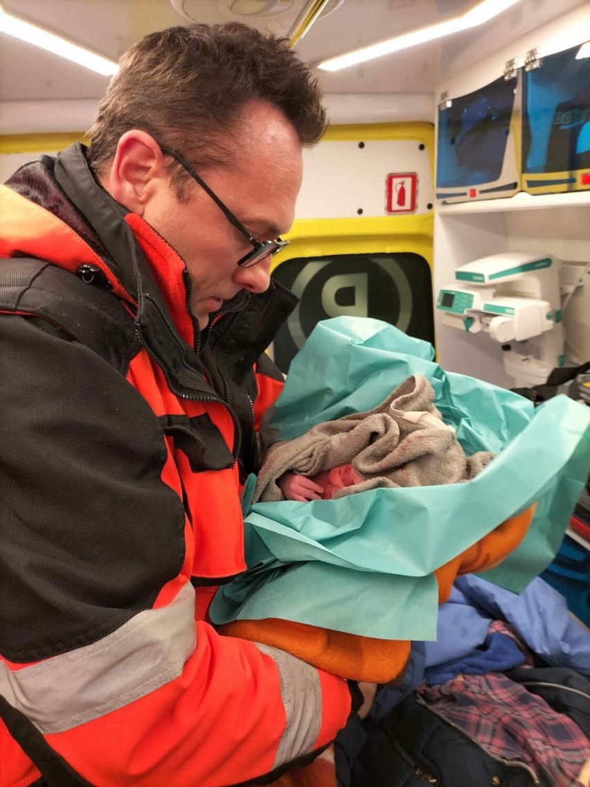 Akcja porodowa przed przyjazdem ambulansu. Ten dzień był wyjątkowy dla kaliskich ratowników medycznych. ZDJĘCIA