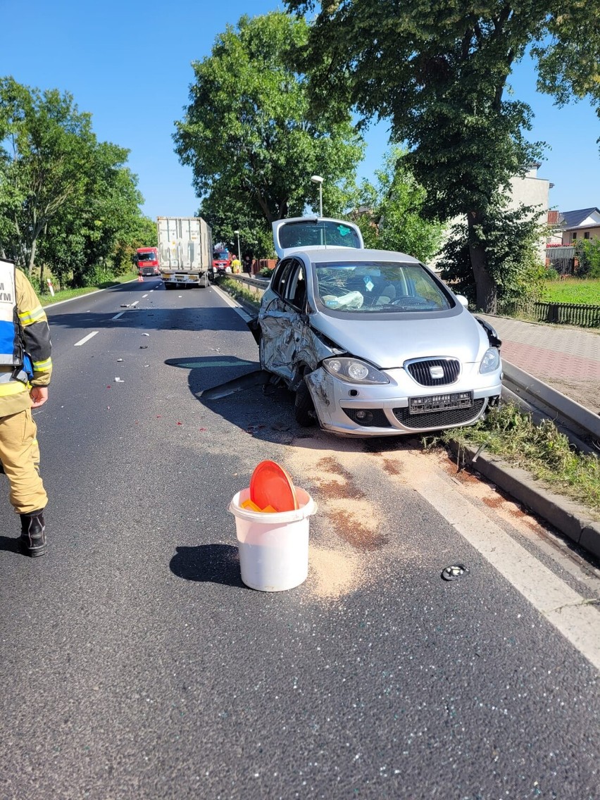 Zderzenie osobówki i samochodu ciężarowego w Rakoniewicach