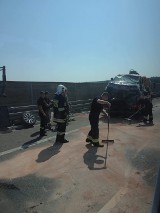 W AKCJI: Dachowanie samochodu na obwodnicy Jarocina. Kierowcę zabrało LPR [ZDJĘCIA]