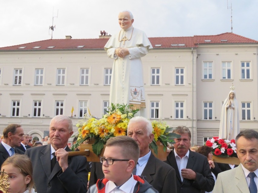 W 40. rocznicę wybory Polaka na papieża przed budynkiem...