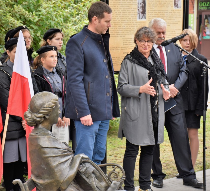 Ławeczka Krystyny Krahelskiej uroczyście odsłonięta we Włodawie. Zobacz zdjęcia