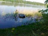 Skradziony samochód znaleźli w Jeziorze Głodowskim