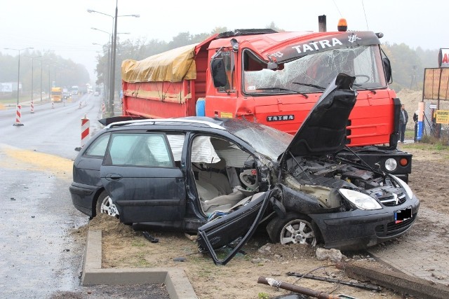 Zderzenie ciężarówki i samochodu osobowego na ul. Podgórze w Chełmie
