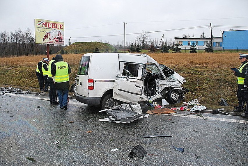 Wypadek w Trzcianie. Zginął kierowca volkswagena