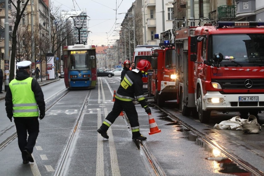 Policjanci, funkcjonariusze SOP, strażacy oraz pracownicy...