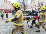 Ćwiczenia pod jeleniogórskim ratuszem: próba odbicia więźnia, pożar w przybudówce, ewakuacja urzędników i sprawna akcja strażaków