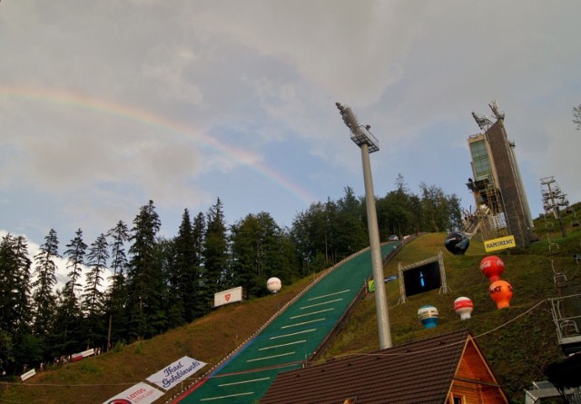 Pierwszy konkurs cyklu Letniej Grand Prix rozpoczął się burzowo, po kilkunastu minutach jednak na niebie pojawiła się tęcza. Fot. Bożena Zajiczek-Panuś