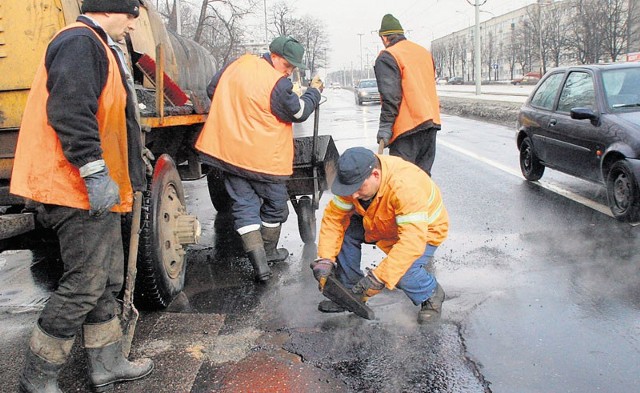 Operatorzy maszyn do układania asfaltu zarabiają więcej niż nauczyciele w szkołach