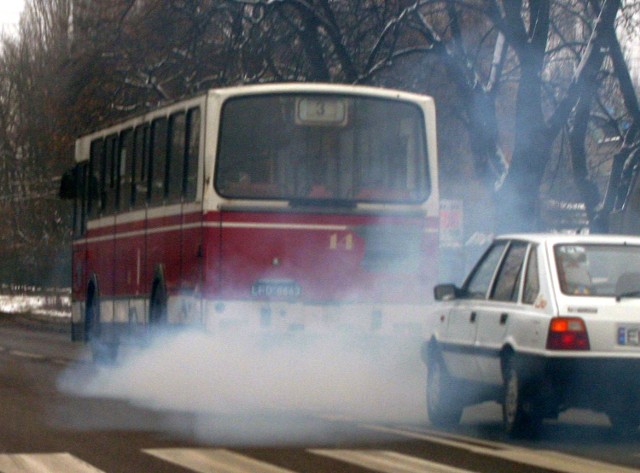 Uczestnicy happeningu chcą zwrócić uwagę na problem duszących spalin.