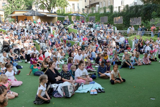 Niedzielny, plenerowy spektakl familijny w tarnowskim Amfiteatrze Letnim spotkał się z bardzo dużym zainteresowaniem tarnowian