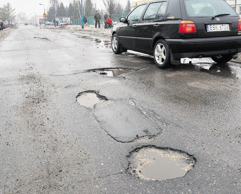 Mieszkańcy osiedla Widok narzekają na dziurawą ulicę Szarych...