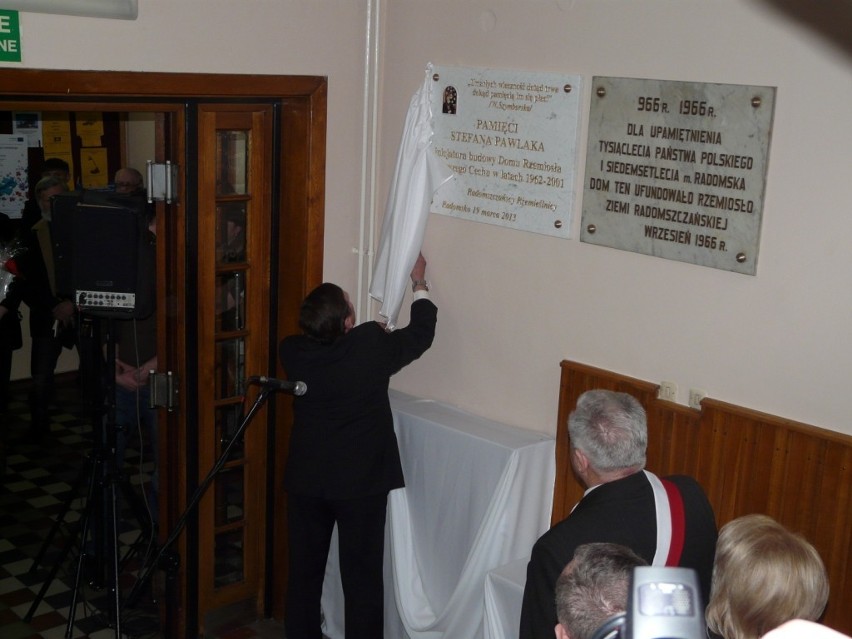 W Domu Rzemiosła w Radomsku odsłonięto tablicę poświęconą Stefanowi Pawlakowi