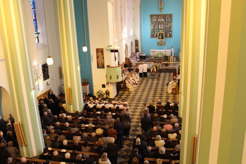 Tysiące parafian i przyjaciół pożegnały ks. prałata Szewczyka w Żorach – ZDJĘCIA Z POGRZEBU