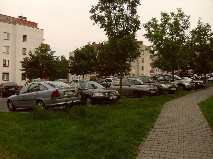 Parkują na trawie. Nowe parkingi na os. Powstańców w Rudzie Śląskiej - Orzegowie potrzebne od zaraz