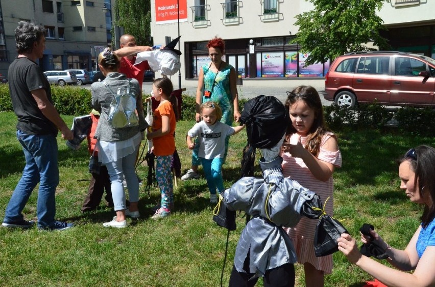 Przed Galerią Sztuki Współczesnej we Włocławku zorganizowane zostały rodzinne warsztaty twórcze Strachy na lachy 